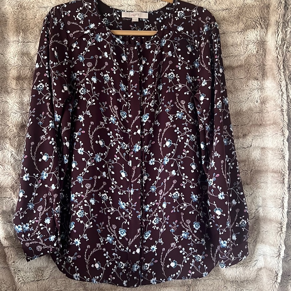 Light And Flowy Spring Top. Floral Pattern Loft - image 1